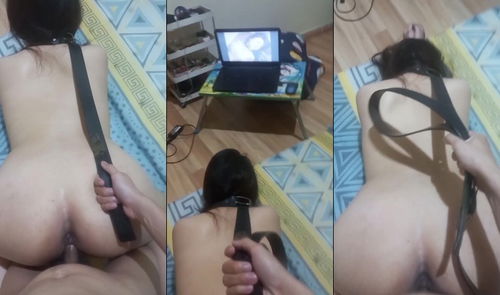 Vừa doggy kiểu nô lệ vừa bật phim sex cho em xem