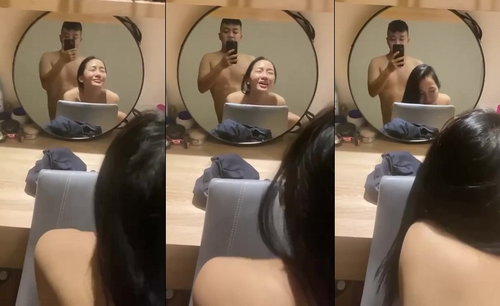 Với vẻ mặt thỏa mãn em cong mông cho anh doggy trước gương